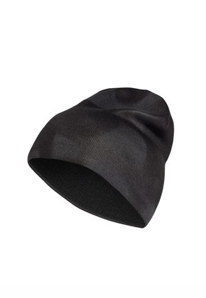 Czarna dziana czapka typu beanie o lekko luźnym kroju i gładkiej teksturze, pokazana na białym tle.