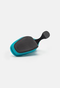 Suola di scarpa turchese con fondo nero liscio e texture, caratterizzata da una forma curva e una linguetta corta per una maneggevolezza facile.