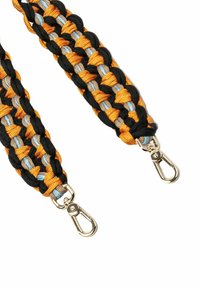 Gevlochten band in zwart, oranje en lichtblauw, met zilveren metalen clips aan elk uiteinde. Duurzaam materiaal met een gestructureerde afwerking.