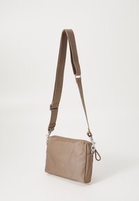 Borsa a tracolla marrone in nylon con chiusura a zip, tracolla regolabile e accessori in argento. Texture liscia con design minimalista.