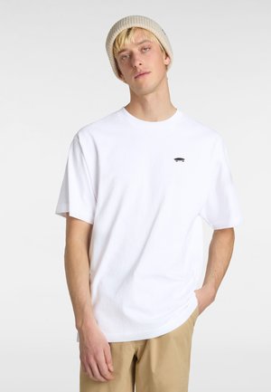 Hvid bomulds T-shirt med korte ærmer og rund halsudskæring. Har et lille sort skateboard-grafik på venstre bryst. Casual pasform.