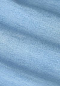 Lichtblauwe stof met een gladde textuur, voorzien van een fijne diagonale weave en subtiele glans. Ideaal voor kleding of thuistextiel.