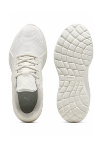 Weiße Sportschuhe mit einer strukturierten Mesh-Oberfläche, gepolsterter Sohle und einer profilierten Gummiaußensohle. Verfügen über ein minimalistisches Design und Schnürung.