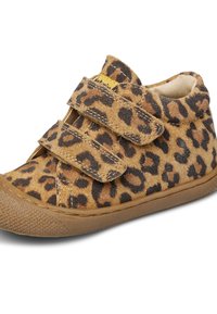 Dětská hnědá semišová bota s leopardím vzorem a dvěma nastavitelnými suchými zipy na gumové podrážce.