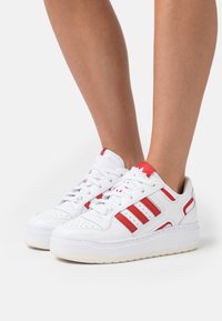 adidas Originals FORUM XLG - Sneakers basse - footwear white/better scarlet/cloud white