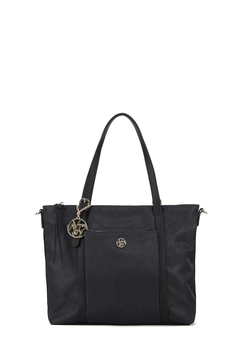 Borsa a spalla nera con finitura testurizzata, manici doppi, accessori in tonalità oro e un charm decorativo. Tasca anteriore visibile.