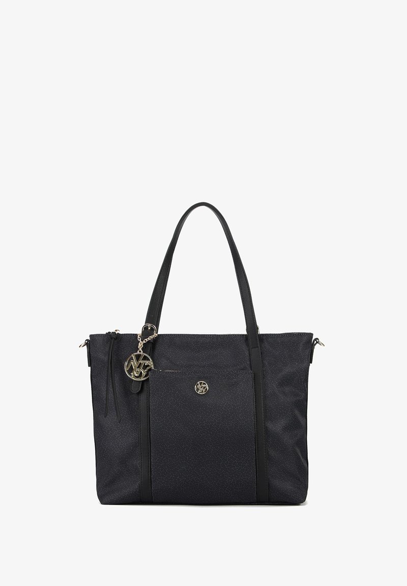 Borsa a spalla nera con finitura testurizzata, manici doppi, accessori in tonalità oro e un charm decorativo. Tasca anteriore visibile.