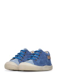 Chaussures en cuir bleu avec des accents bleu clair, bout rond et semelles en caoutchouc beige. Présentent des lacets bleus et une étiquette de marque sur le côté.