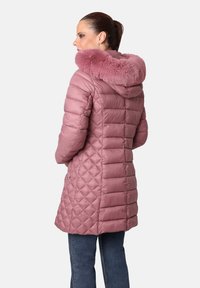 Abrigo acolchado rosa con acolchado en forma de diamantes y capucha de piel sintética. Presenta una silueta aerodinámica y bolsillos laterales, adecuado para climas más fríos.