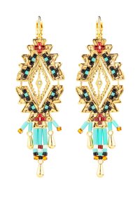 Des boucles d'oreilles dorées présentent un design géométrique avec des perles noires, teal et rouges. Le bas est orné de pendentifs turquoise et d'accents dorés.