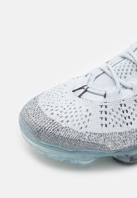 Nike Sportswear AIR VAPORMAX 2023 FLYKNIT - Tenisky - pure platinum/white/anthracite