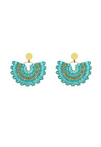 Turkoosit helmirannekorvakorut kultaisilla yksityiskohdilla; viuhkamainen muoto ja monikerroksinen yksityiskohtainen muotoilu. Pinnassa on tekstuuri ja ympyrän muotoinen niitti.