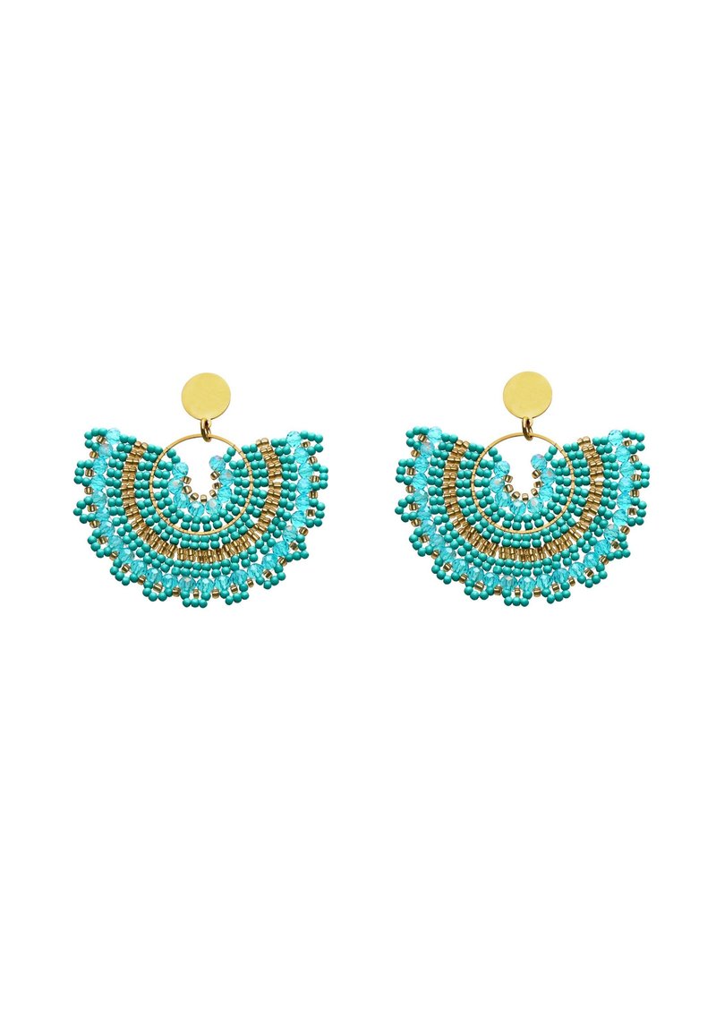 Turkoosit helmirannekorvakorut kultaisilla yksityiskohdilla; viuhkamainen muoto ja monikerroksinen yksityiskohtainen muotoilu. Pinnassa on tekstuuri ja ympyrän muotoinen niitti.