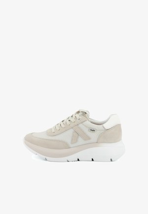 Zapatilla deportiva beige claro y blanca con paneles de malla, superposiciones de ante, diseño con cordones y suela blanca gruesa, vista lateral izquierda.