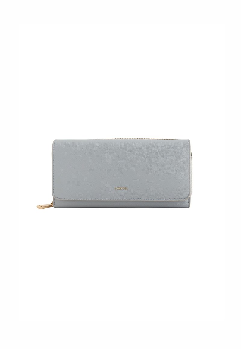 Cartera sintética gris con textura suave, cierre de cremallera y herrajes en tono dorado. Presenta un diseño con solapa y detalle de logotipo embossing.