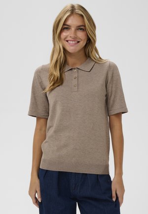 Beige strikket polo skjorte med krave og tre-knaps lukning. Korte ærmer, ribbet kant og blød tekstur velegnet til afslappet brug.