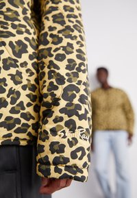 Stan Ray QUILTED LINER JACKET UNISEX - Lagana jakna - leopard camo