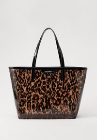 Bolsa de tote con estampado de leopardo y asas negras brillantes, hecha de material translúcido. Cuenta con un diseño espacioso y el logo de la marca en la parte frontal.