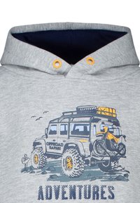 Grijze hoodie met een blauw-gestreepte capuchon, met een illustratie van een terreinvoertuig, sporen van banden en het woord "AVONTUREN" eronder gedrukt.