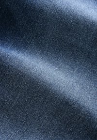 Denim-kangas tummansinisellä värillä, joka on sileä ja hienostuneesti kiiltävä sekä tiheä kudos. Ihanteellinen vaatteisiin ja asusteisiin.