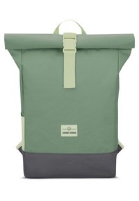 Plecak typu roll-top w jasnozielonym materiale z ciemnoszarym dnem. Posiada regulowane paski, zaczep z przodu oraz małą naszywkę z logo.