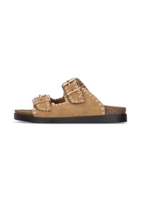 Bruine nubuck slidesandalen met twee verstelbare metallic gespen, witte stiksel-details en een kurk- en zwarte rubberen zool.