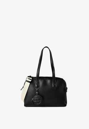 Bolso de mano de cuero negro texturizado con dos asas para el hombro, una correa ancha beige desmontable y un pequeño monedero redondo adjunto al frente.