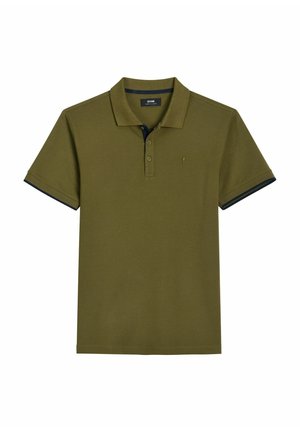 Krótkim rękawem polo w oliwkowej zieleni z dwukluczowym kołnierzykiem, kołnierzem, subtelnym haftowanym logo na piersi i ciemnym wykończeniem na krawędziach rękawów.