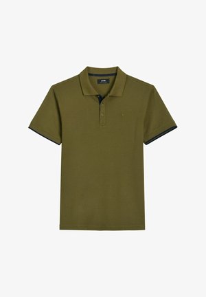 Krótkim rękawem polo w oliwkowej zieleni z dwukluczowym kołnierzykiem, kołnierzem, subtelnym haftowanym logo na piersi i ciemnym wykończeniem na krawędziach rękawów.