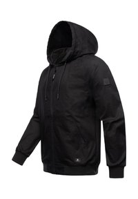 Svart huva jacka i texturerat tyg, med framdragkedja, elastiska ärmslut och en logotyp patch på vänster axel.