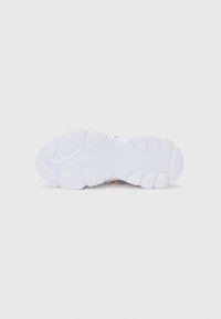 Sola de sapatilha branca com um design de borracha texturizada, apresentando um padrão em ziguezague e "LACOSTE" em relevo na entressola. Estilo limpo e minimalista.
