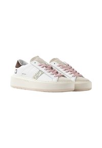 Sneakers in pelle bianca con lacci rosa, punta in suede beige e una striscia laterale dorata scintillante. Suola spessa in gomma con dettagli testurizzati.
