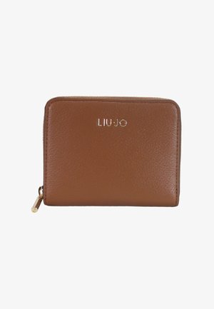 Billetera de cuero marrón con cierre de cremallera, que presenta un logo dorado grabado en el frontal, forma rectangular y superficie texturizada.