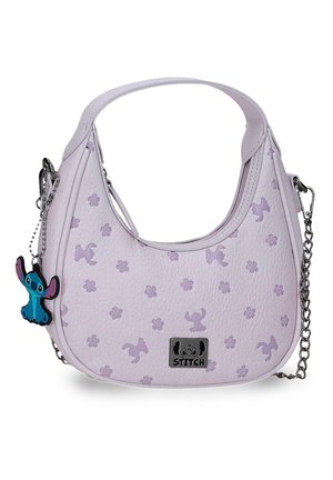 Bolso de mano lavanda con pequeños patrones de flores y siluetas de Stitch, logo de Stitch metálico, correa de cadena y llavero del personaje Stitch en azul.