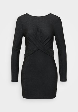 Abito lungo nero con maniche lunghe realizzato in un tessuto testurizzato e scintillante. Presenta un design con schiena intrecciata e una silhouette aderente.