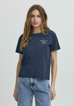 Mornaristički plavi pamučni majica s okruglim izrezom, kratkim rukavima i bijelim natpisom "BALL THE JEANS" otisnutim na prednjem dijelu. Ležeran kroj.