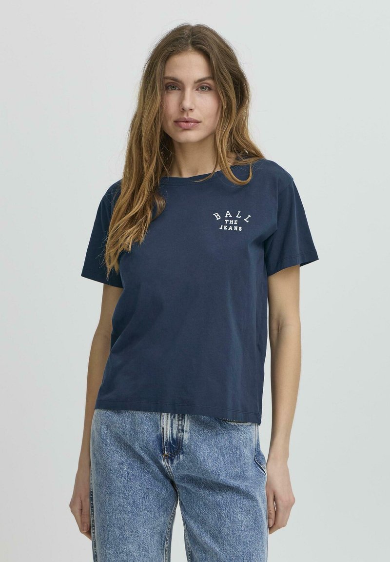 Námořnická modrá bavlněná tričko s kulatým výstřihem, krátkými rukávy a bílým textem "BALL THE JEANS" potisknutým na přední straně. Volný st�řih.