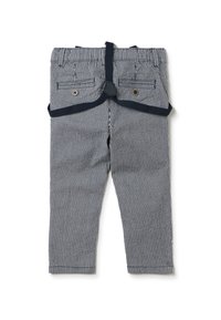 Gestreepte marineblauwe en witte broek met een tailleband en een vaste riem. Bevat voorzakken en heeft een op maat gemaakte pasvorm. De stof heeft een gladde textuur.