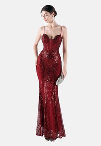Rotes Pailletten-Kleid mit figurbetontem Schnitt, herzförmigem Ausschnitt, dünnen Trägern und bodenlangem Design, akzentuiert mit einem transparenten Overlay.