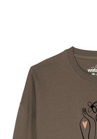 Bruine sweatshirt met lange mouwen, ronde hals, voorzien van een zwart lijnenschema van handen en een bloem, geaccentueerd met een roze hart.