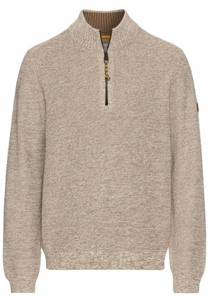 Beige sweater med høj krave og halv lynlås, med et tekstureret strikkemønster og ribbede manchetter. Lille logo på venstre ærme.