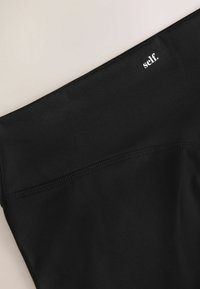 Self. REGULAR FIT  - Lühikesed püksid - black