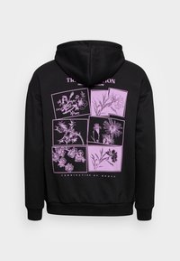 Felpa nera con cappuccio, caratterizzata da un design grafico sul retro con illustrazioni botaniche rosa all'interno di riquadri rettangolari e testo sopra.