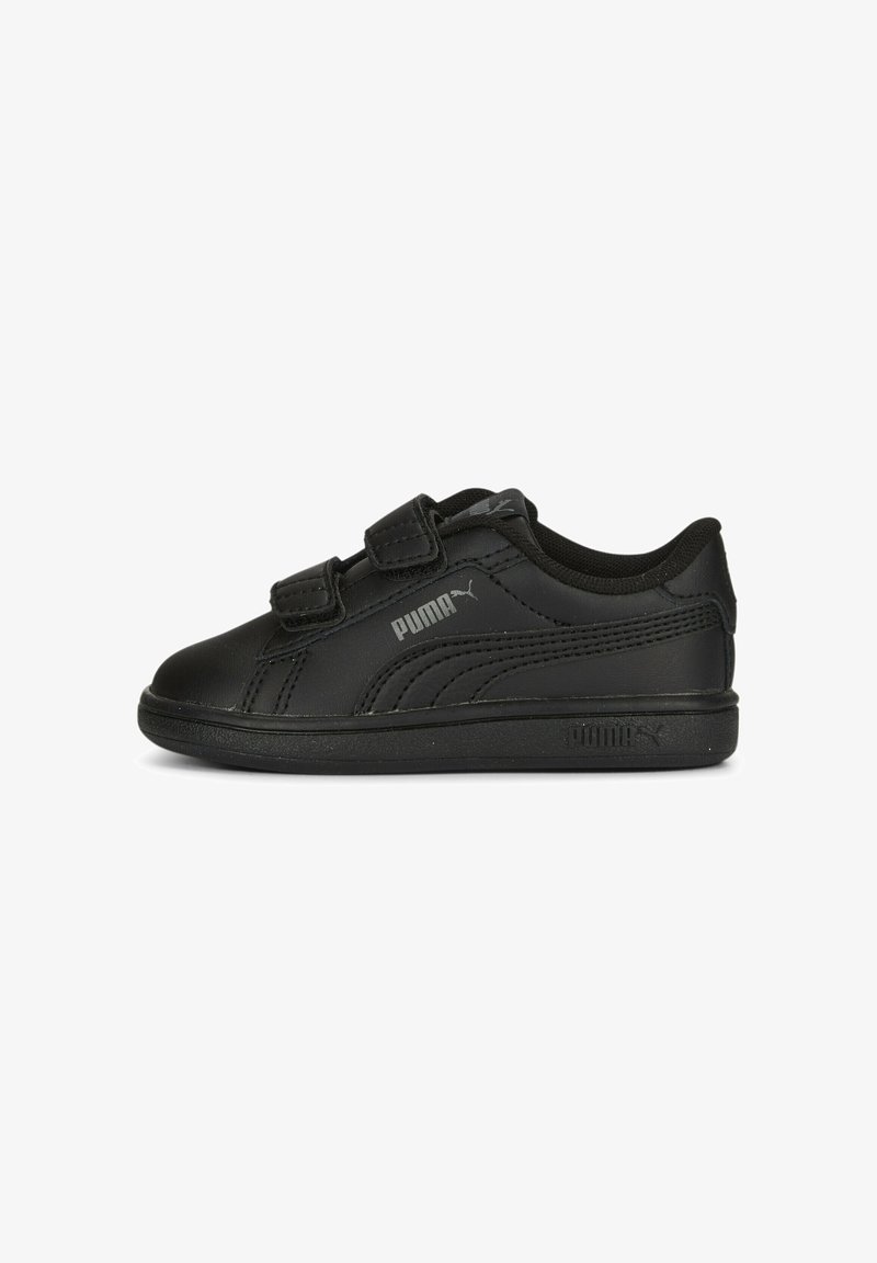 Baskets noires avec deux bandes Velcro, tige en cuir synthétique lisse, col rembourré et semelle en caoutchouc texturé ; présente le logo Puma sur le côté.