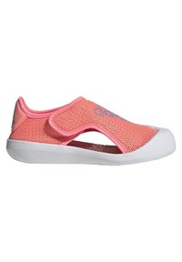 Scarpe slip-on rosa in rete con lati tagliati, suola in gomma bianca e dettaglio del logo azzurro chiaro sulla parte superiore. Design traspirante e leggero.