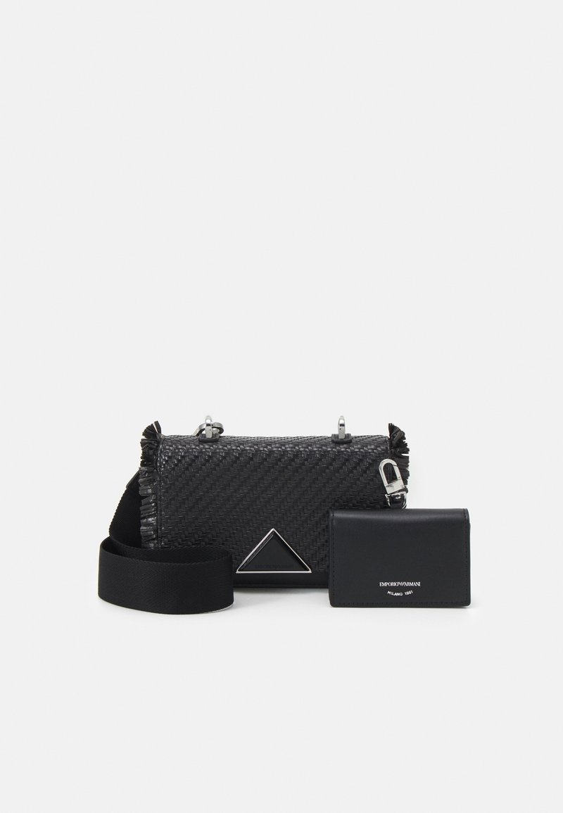 Czarna pleciona torebka na ramię z szerokim paskiem i trójkątnym metalowym akcentem, w towarzystwie małego czarnego etui na karty z srebrnym napisem logo.