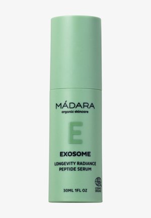 Flacon vert de sérum Mádara Exosome Longevity Radiance Peptide, 30 ml, avec logos de soins bio et certification Cosmos Organic.