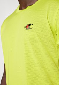 Champion CREWNECK TRAIN SMALL LOGO - Basic póló - neon yellow