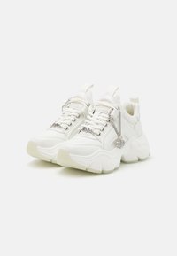Chunky witte sneakers gemaakt van synthetisch materiaal. Voorzien van dikke veters, een ronde neus en een decoratieve zilveren kettingaccent.