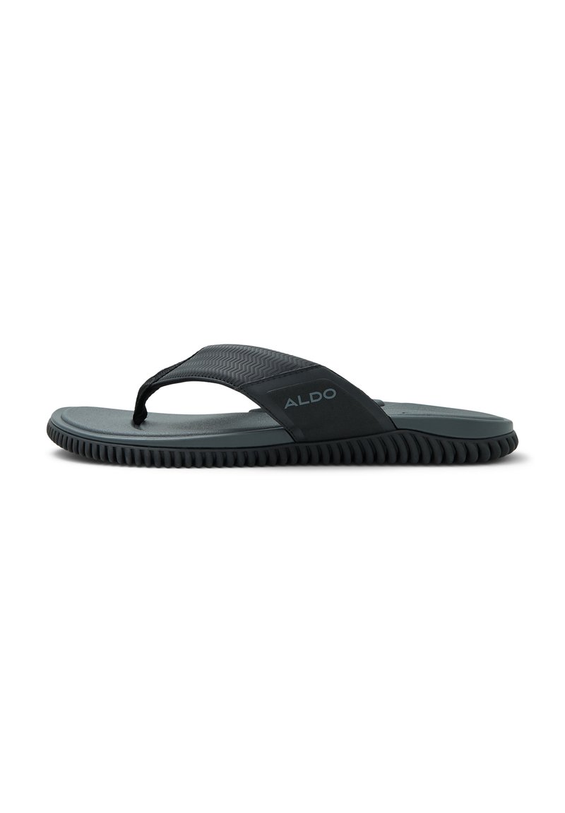 Mustat flip-flop-sandaalit, joissa on teksturoitu hihna, pehmustettu pohja ja uritettu pohja pidon parantamiseksi. Sivussa "ALDO"-brändäys.